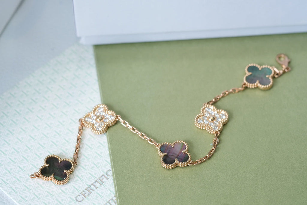 Glücks-Armband mit 5-Motiv-Kleeblatt und Perlmutt – Naturfarbenes graues Perlmutt