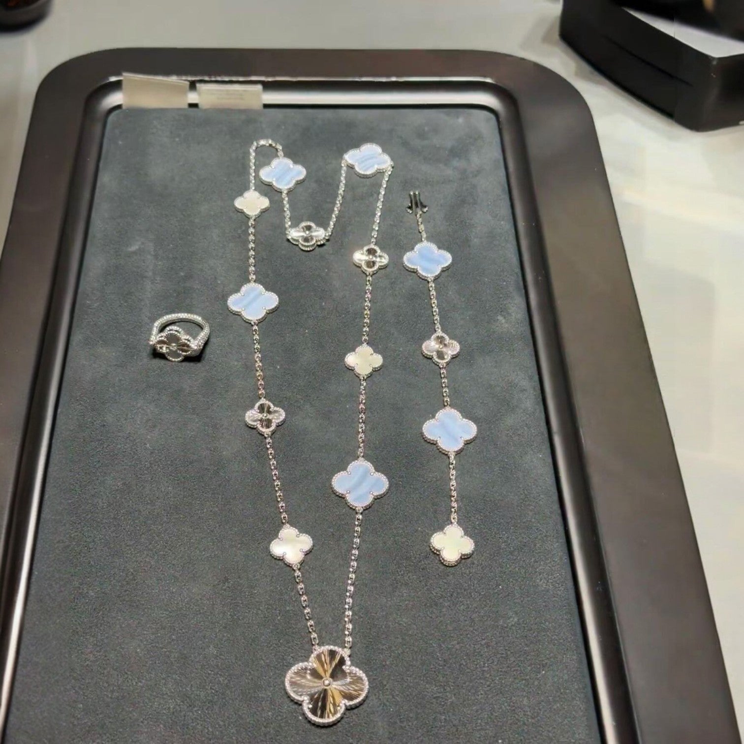 取り外し可能な15モチーフクローバーステートメントセット - パープルカルセドニー＆レーザー